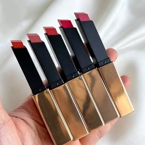 Lápiz labial en tubo dorado con textura mate aterciopelada para iluminar el tono de la piel, resistente al agua y de larga duración, opciones clásicas en varios colores. - Product Image 2