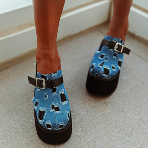 Sandalias de Plataforma Alta de Mezclilla con Patchwork para Mujer, con Tacón de Cuña Grueso, Punta Redonda y Hebillas de Cinturón, Estilo Chancla para Exteriores - Product Image 3