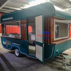 Camiones de comida callejera que venden hamburguesas, hot dogs y helados; cocinas móviles que ofrecen ofertas especiales en papas fritas. - Product Image 1