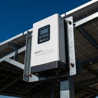 En stock, contrôleur de charge solaire MPPT 200A, 450 volts, 24V, 48V, 60V, 72V, 24V-192V, écran LCD, RS485, 97% d'efficacité élevée pour une utilisation domestique