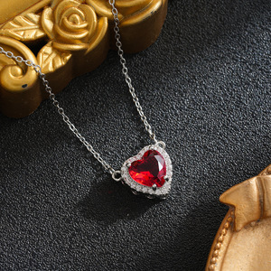 Collana Trendy in Rame con Ciondolo a Forma di Spada e Cuore Rosso, Set di Due Pezzi, Micro-incastonatura di Zirconi, Design a Cuore Impilato, Placcato Oro 18K - Product Image 3