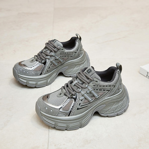 Chaussures de sport décontractées pour femmes, de haute qualité, avec logo personnalisé, style plateforme à semelle épaisse, pour un confort de marche optimal. - Product Image 3