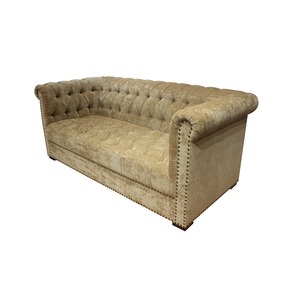 <span class=keywords><strong>Canapé</strong></span> triple vintage en velours doré avec garniture cloutée, accoudoirs roulés et rembourrage profond à boutons, pour hall d'hôtel - Product Image 2