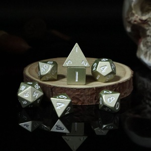 Dés en métal colorés <span class=keywords><strong>de</strong></span> 10 mm (violet, bleu, <span class=keywords><strong>or</strong></span>, vert) pour D&D, RPG, jeux <span class=keywords><strong>de</strong></span> société, thèmes <span class=keywords><strong>de</strong></span> Noë<span class=keywords><strong>l</strong></span> et sportifs, dés gravés - Product Image 3