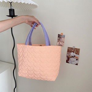 Grand sac fourre-tout matelassé en forme de cœur pour femmes, sac à main en nylon matelassé, sac à bandoulière de couleur bonbon avec fermeture à bouton - Product Image 3