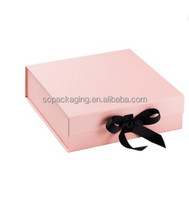 Boîte cadeau rigide de luxe personnalisée en matériaux recyclés avec fermeture magnétique blanche pour l'emballage de chaussettes et de perruques, avec carton et ruban