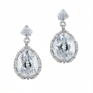 Orecchini Pendenti E897 in Oro Bianco con Diamanti Taglio a Pera, Montatura a Griffe, Gioielli Classici da Sposa per Donna - Product Image 1