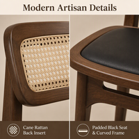 Chaise d'appoint en bois massif avec dossier en rotin canné et assise rembourrée noire, pieds coniques, cadre courbé, style moderne