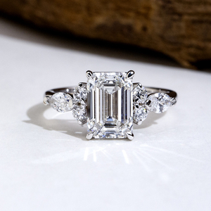 Bague de fiançailles Messi Jewelry MSR-2098 en or 18 carats avec diamant de laboratoire taille émeraude - Product Image 1