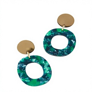 Boucles d'oreilles créoles fantaisie géométriques en résine pour femme, bijoux tendance et élégants pour fêtes et mariages, en acrylique et lucite, style statement - Product Image 2
