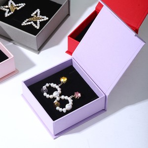 Boîte à bijoux rigide personnalisée en marbre blanc avec intérieur en velours, solution tout-en-un pour l'emballage cadeau de colliers et de boucles d'oreilles - Product Image 4