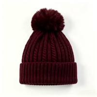 Bonnet d'hiver en tricot torsadé pour femme avec pompon en fourrure et revers plissé