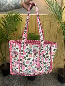 Sac fourre-tout matelassé fait main à volants floraux en coton pour femme – Sac à bandoulière grande capacité assorti aux couleurs, le plus vendu - Product Image 2