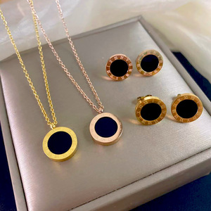 Ensemble de collier avec pendentif plaqué or, orné de chiffres romains, pierre noire, sertissage rond, bijoux en alliage pour un usage quotidien - Product Image 1