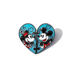 Broche creativo de Mickey Mouse de Anime, insignia de Metal bonita en forma de corazón con chapado en oro, accesorios de ropa impresos digitales grabados - Product Image 5
