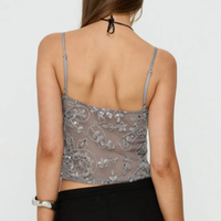 Haut court élégant gris en maille transparente orné de strass floraux et de perles, col en V, bretelles spaghetti ajustables, coupe ajustée pour femme
