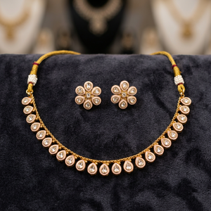 Parure de collier traditionnelle indienne Kundan Meenakari en cuivre plaqué or avec pendentif goutte d'eau en émail vert et boucles d'oreilles clous florales - Product Image 2