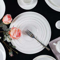 White Bone China Geschirrset Klassischer ovaler Teller im europäischen Design und runder Teller für luxuriöse Esstische und Hotels