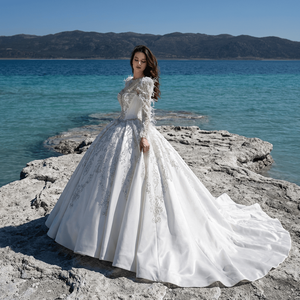 GT26012 Nouvelle Robe de Mariée Longue en Satin à Manches Longues, Dentelle Lourde, Plumes, Manches Bouffantes, Appliques Modernes, Dos Nu, Longueur Ras du Sol - Product Image 1