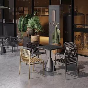 Ensemble de table à manger en fer forgé moderne pour l'extérieur avec plateau rayé et 4 chaises pour patio, jardin ou cour - Product Image 2