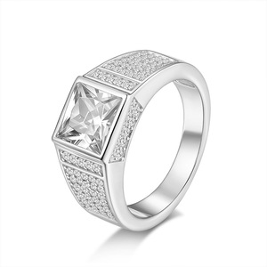 Anillo de Compromiso Unisex de Lujo con Moissanita Corte Princesa, Chapado en Oro de 18K, Engaste Pavé Geométrico - Product Image 2