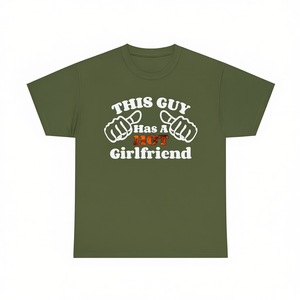 Camiseta con la frase "Este chico tiene una novia guapa", regalo divertido de aniversario para novio, camiseta para el Día de San Valentín - Product Image 2