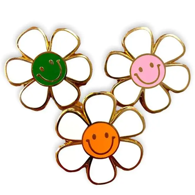 Kişiselleştirilmiş özel tasarım gümüş Metal broş Pins Anime papatya çiçek sevimli gülen yüz emaye rozetleri pimleri ile destek kartı
