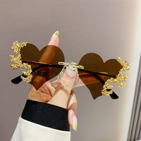 À la mode luxe diamant 2023 nouvelle mode strass coeur lunettes de soleil en gros sans monture Unique petite forme amour diamant lunettes de soleil