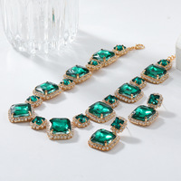 Nouvel ensemble de boucles d'oreilles et de collier extravagants et luxueux en forme de couronne, serti de diamants verts, rouges et blancs, pour les fêtes