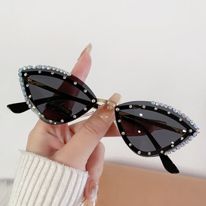 Lunettes de soleil œil de chat à monture complète UV400 pour femmes, protection solaire, décorées de cristaux - Product Image 1
