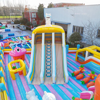 Commercieel ecologisch verantwoorde gigantische opblaasbare attractiepark van duurzaam PVC, groot buitenpretpark met fruitthema, op maat gemaakt voor kinderen en volwassenen