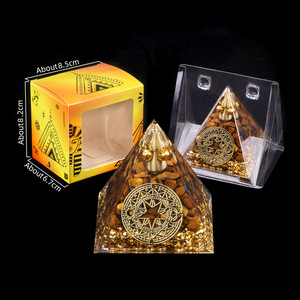 Pyramide en résine avec <span class=keywords><strong>gravier</strong></span> <span class=keywords><strong>de</strong></span> cristal en gros pour la méditation et la décoration intérieure - Product Image 5