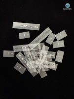 Etiquetas de tela personalizadas hechas en China con logo 3D en relieve, impresión ecológica por huecograbado para ropa, trajes de baño y ropa interior. Envío gratis.