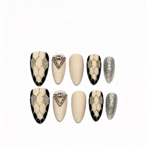 Ongles artificiels à presser en amande faits main, motif tête de <span class=keywords><strong>serpent</strong></span> Harlequin crème, bijoux <span class=keywords><strong>serpent</strong></span> 3D doré et art diamanté, ongles de luxe en gros - Product Image 1