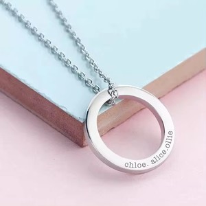 Collar con colgante de disco grabado con frase personalizada, collar de acero inoxidable <span class=keywords><strong>para</strong></span> mujeres y niños, joyería de afirmación positiva You Are Loved - Product Image 5