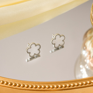 Pendientes <span class=keywords><strong>de</strong></span> tuerca <span class=keywords><strong>de</strong></span> acero <span class=keywords><strong>de</strong></span> titanio con diseño <span class=keywords><strong>de</strong></span> flor <span class=keywords><strong>de</strong></span> trébol <span class=keywords><strong>de</strong></span> cinco hojas para mujer, <span class=keywords><strong>de</strong></span> lujo ligero, que no se desvanecen, estilo nicho transfronterizo, color dorado. - Product Image 6
