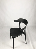 Chaise en corne de vache en plastique au design scandinave Mobilier d'extérieur domestique simple Dossier épais pour restaurant de négociation de loisirs