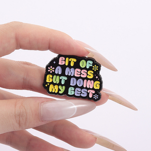<span class=keywords><strong>Un</strong></span> po 'di disordine, ma provando la mia migliore spilla con smalto divertente citazione spilla con risvolto colorato regalo di gioielli per gli amici fan - Product Image 4