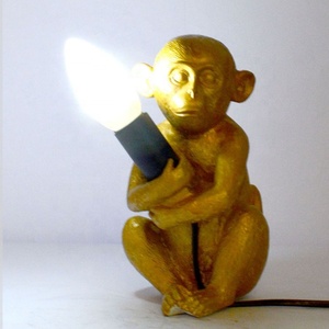 Lampe de chevet créative en résine sur mesure LongHuiJing, singe assis tenant une lampe, pour chambre d'enfant - Product Image 2