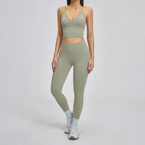 Ensemble de yoga 2 pièces pour femme, vert sauge uni, haut court à col rond et bretelles spaghetti, leggings taille haute pleine longueur, sans couture, séchage rapide - Product Image 1
