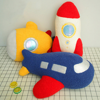 Série spatiale Oreiller de fusée créatif Jouet en peluche mignon Mini dessin animé Simulation d'astronaute Vaisseau spatial Fusée sous-marin Planète Jouet en peluche
