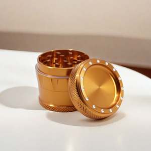 เครื่องบดสมุนไพรแบบใหม่ ปี 2024 ขนาด 63 มม. อุปกรณ์สูบบุหรี่ บดสมุนไพร บดยาสูบ  โลโก้สั่งทำได้  วัสดุอะลูมิเนียม - Product Image 2