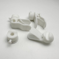 Composants en plastique moulés par injection sur mesure ODM pour l'assemblage d'équipements avec un système de fixation durable et une structure de précision
