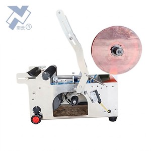 Applicateur <span class=keywords><strong>d</strong></span>'<span class=keywords><strong>étiquettes</strong></span> manuel MT-50, machine à coller des autocollants adhésifs pour l'étiquetage des bouteilles rondes en plastique, en verre, en conserve, en pot, avec imprimante de code de date - Product Image 1