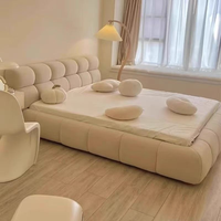 Lit double de 1,8 mètre en pâte feuilletée style crème, chambre principale et grand lit