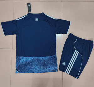 ชุดฟุตบอลผู้ใหญ่ 25/26 คลับ ชุดแข่งฟุตบอลยอดนิยม ชุดฝึกซ้อมฟุตบอลแบบกำหนดเอง คุณภาพสูง ผ้าโพลีเอสเตอร์ 100% ลายทาง - Product Image 1