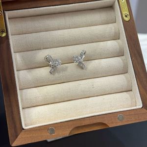 Boucles d'oreilles clous Dylam style classique en argent sterling 925 avec pierres de moissanite couleur D VVS1 et nœud papillon pour femmes et jeunes filles - Product Image 5