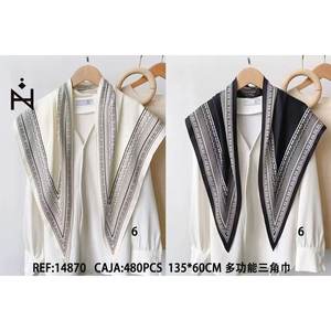 Sciarpa triangolare multifunzionale Zi 135x60 cm, accessorio moda per donna - Product Image 3