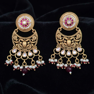 Pendientes de Perlas Antiguas de Latón Hechos a Mano, Corte Princesa Luna, Chapado en Oro Mate para Aniversario, Modelo 234648 de Kanhai Jewels - Product Image 1