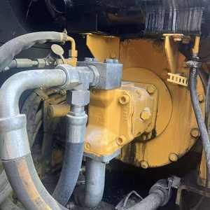 Mini-excavatrice CAT 308C CR d'occasion avec flèche déportée, attache rapide, pince hydraulique et chenilles en caoutchouc pour travaux de démolition et d'entretien. - Product Image 6